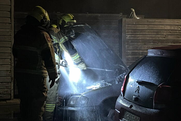 Brand in geparkeerde auto
