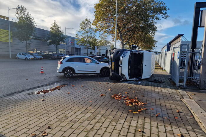 Bestelbus belandt op zijn kant bij botsing met auto