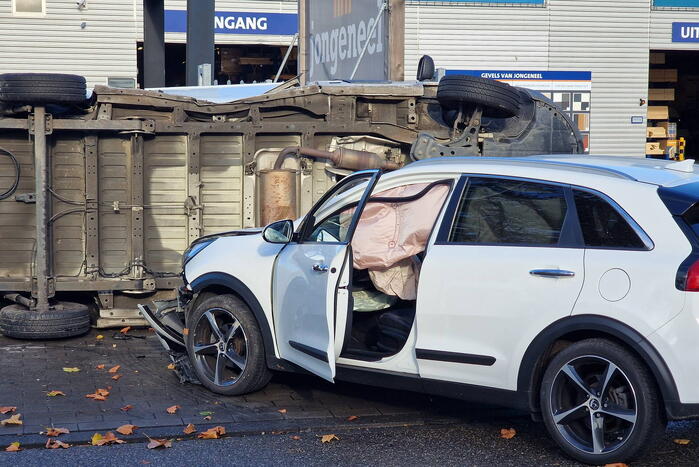 Bestelbus belandt op zijn kant bij botsing met auto