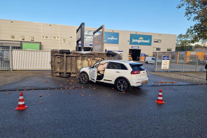Bestelbus belandt op zijn kant bij botsing met auto