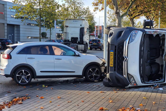 Bestelbus belandt op zijn kant bij botsing met auto
