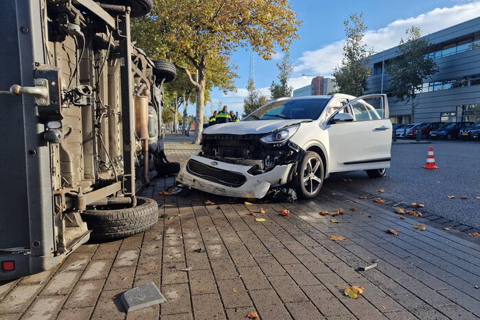 Bestelbus belandt op zijn kant bij botsing met auto