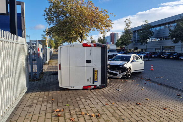 Bestelbus belandt op zijn kant bij botsing met auto