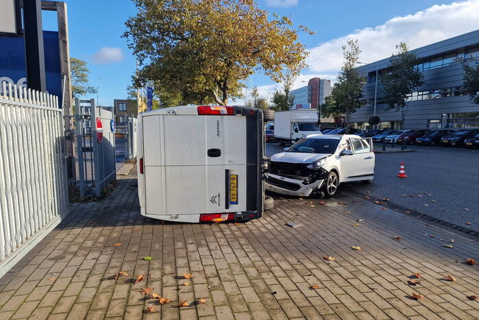 Bestelbus belandt op zijn kant bij botsing met auto