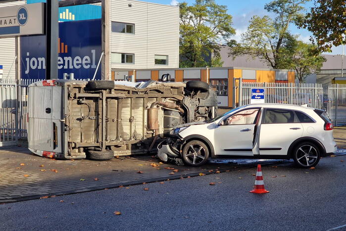 Bestelbus belandt op zijn kant bij botsing met auto