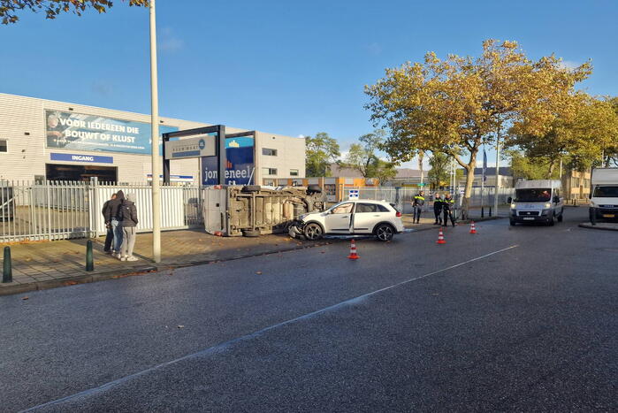Bestelbus belandt op zijn kant bij botsing met auto