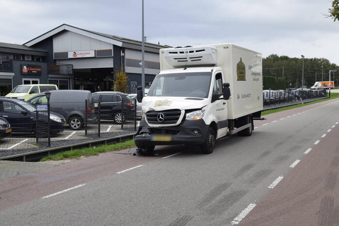 Bakwagen botst achterop bestelbus