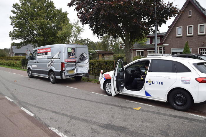 Bakwagen botst achterop bestelbus