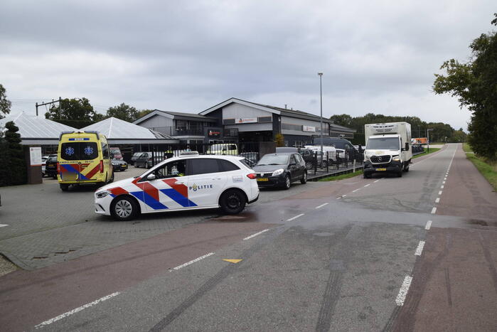 Bakwagen botst achterop bestelbus