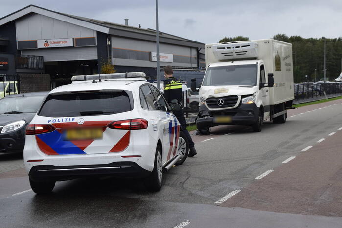Bakwagen botst achterop bestelbus
