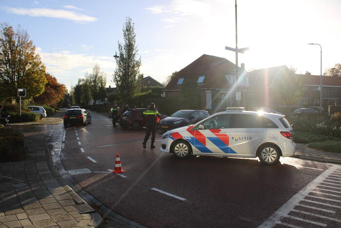 Motorrijder botst in zijkant van auto