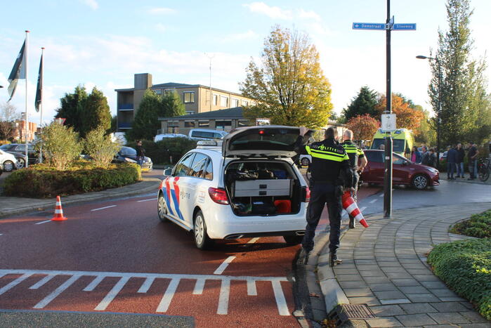 Motorrijder botst in zijkant van auto