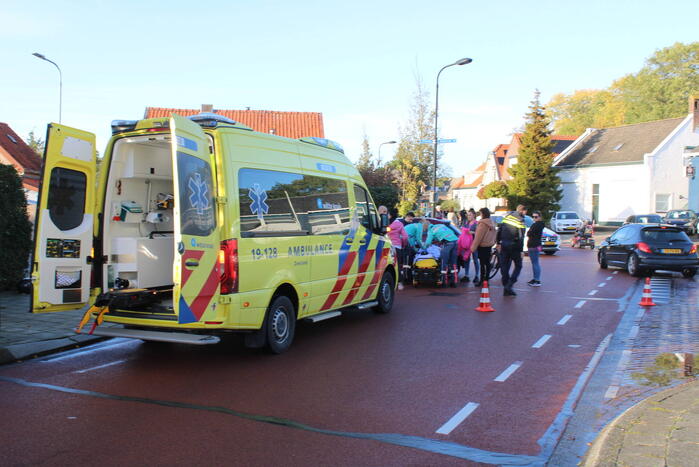 Motorrijder botst in zijkant van auto