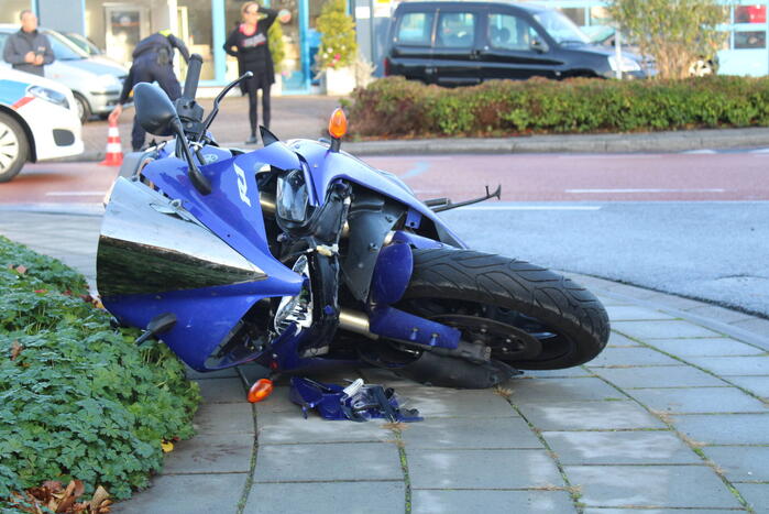Motorrijder botst in zijkant van auto