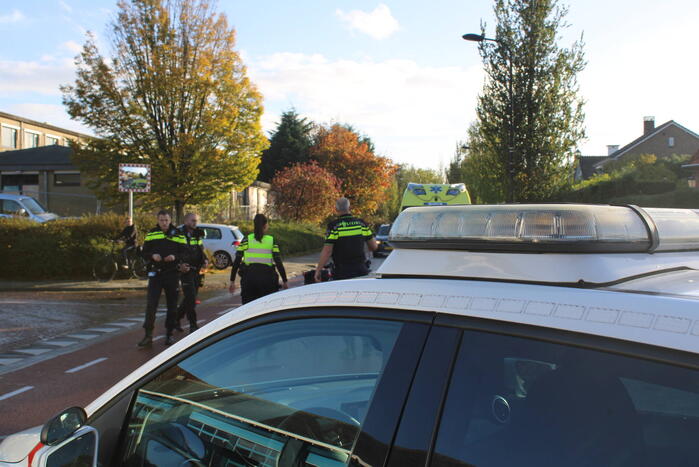 Motorrijder botst in zijkant van auto