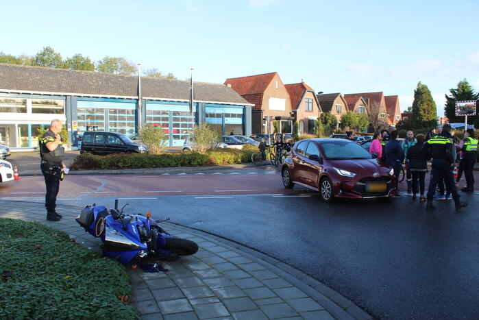 Motorrijder botst in zijkant van auto