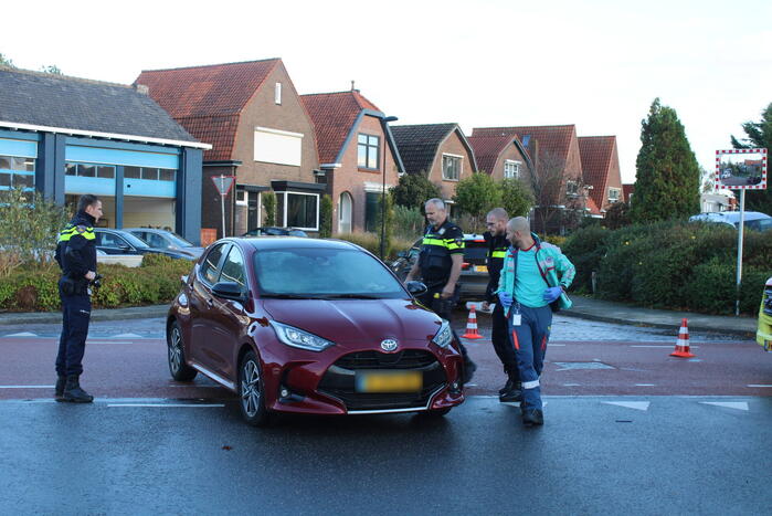 Motorrijder botst in zijkant van auto