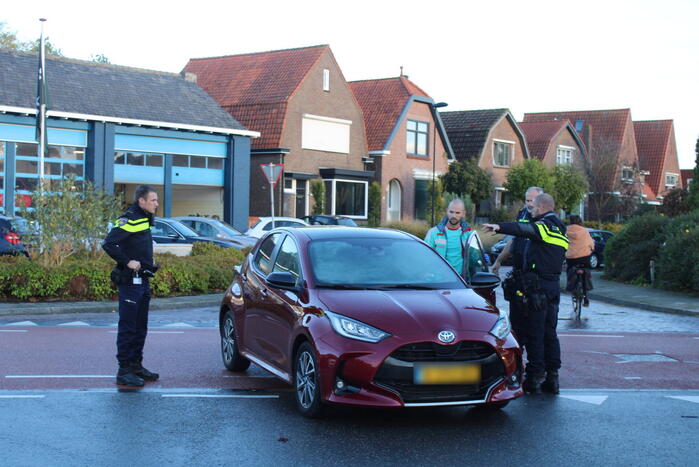 Motorrijder botst in zijkant van auto