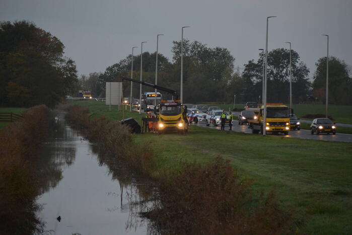 Auto belandt op de kop in Boksumer Soal