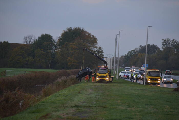 Auto belandt op de kop in Boksumer Soal
