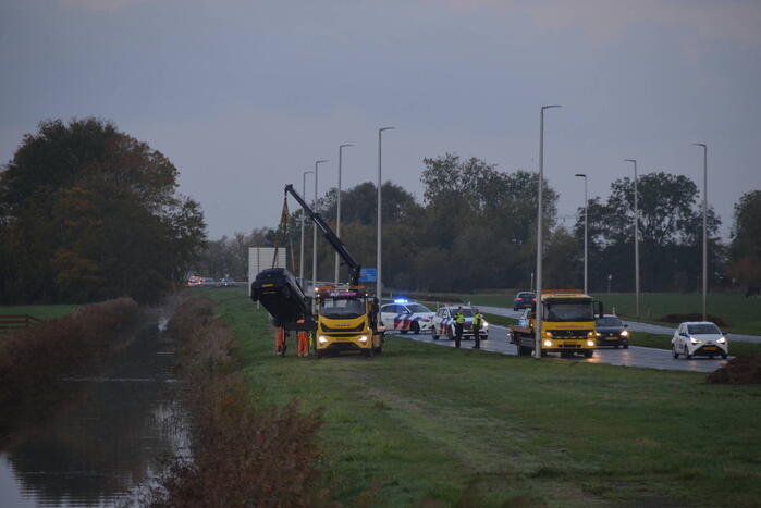 Auto belandt op de kop in Boksumer Soal