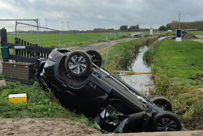Auto belandt op de kop in greppel