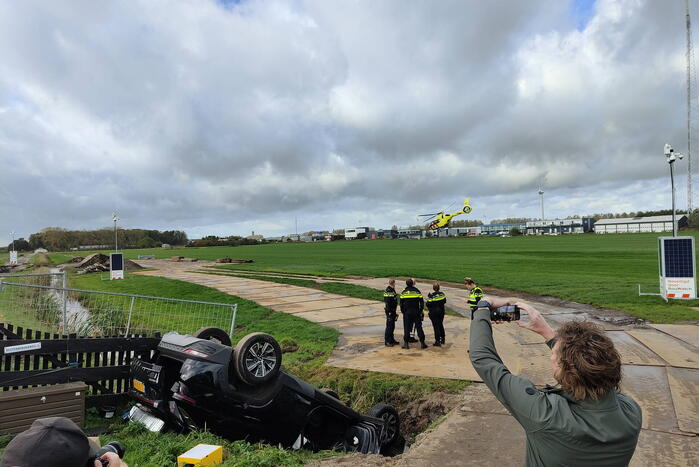 Auto belandt op de kop in greppel