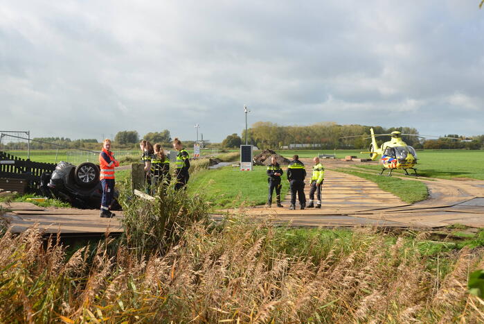 Auto belandt op de kop in greppel