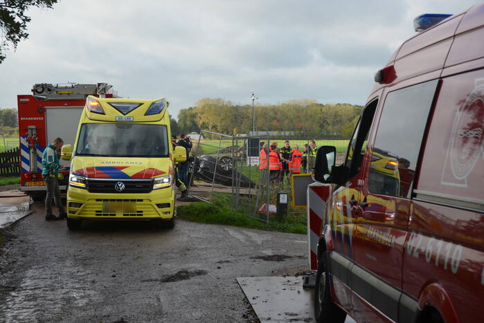 Auto belandt op de kop in greppel