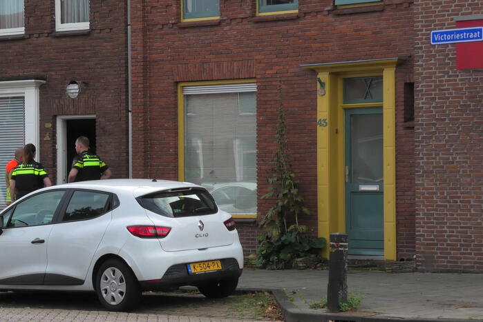 Gaslucht in woning, brandweer doet onderzoek