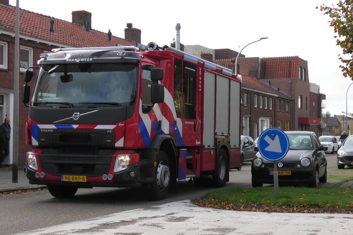 Gaslucht in woning, brandweer doet onderzoek