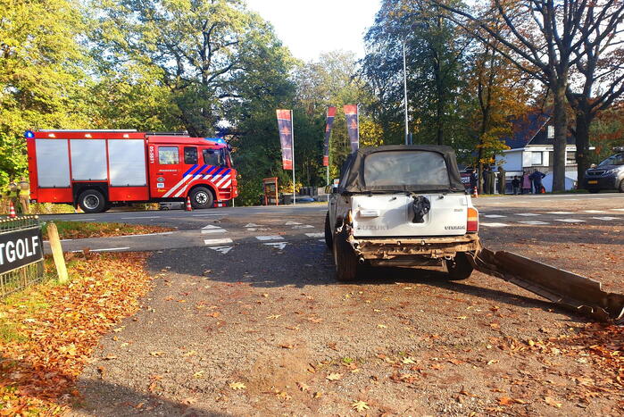 Flinke schade bij botsing tussen bestelbus en personenwagen