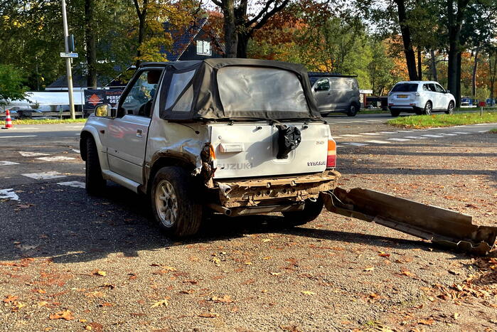 Flinke schade bij botsing tussen bestelbus en personenwagen