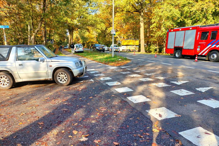 Flinke schade bij botsing tussen bestelbus en personenwagen