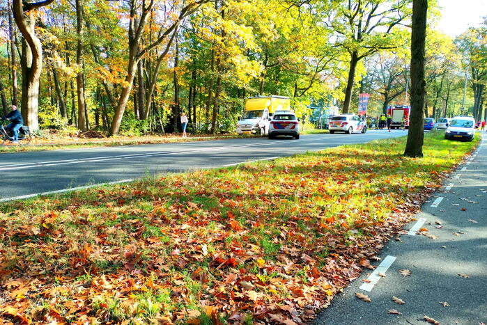 Flinke schade bij botsing tussen bestelbus en personenwagen
