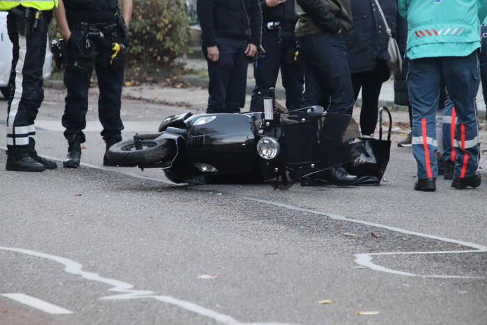 Scooterrijdster aangereden bij verlaten parkeerplek