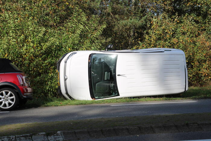 Bestelbus op zijn kant na ongeval