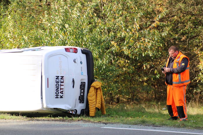 Bestelbus op zijn kant na ongeval