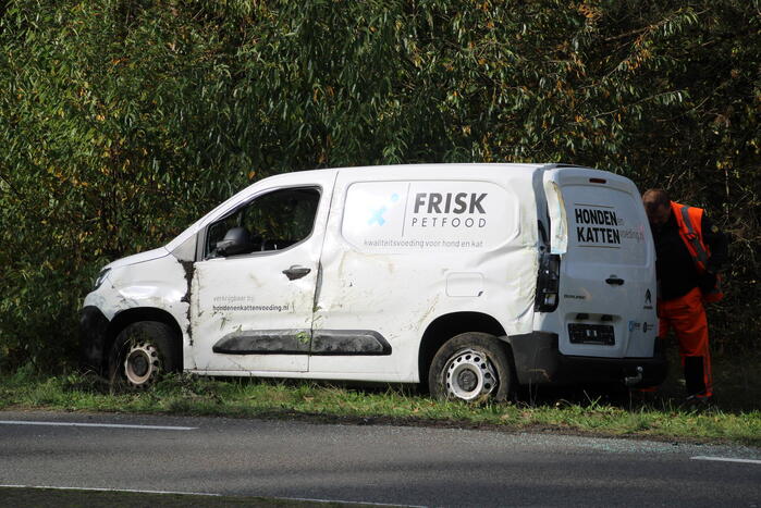 Bestelbus op zijn kant na ongeval