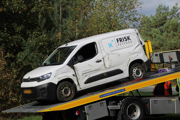 Bestelbus op zijn kant na ongeval