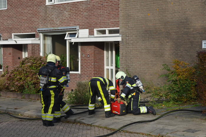 Brandweer blust brand in keuken