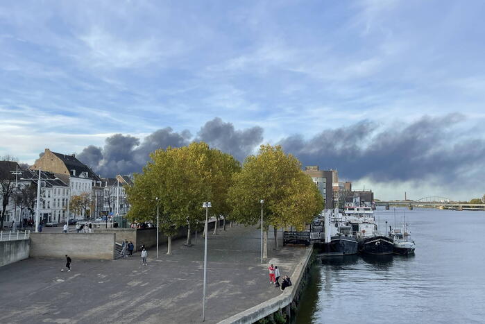 Grote brand in België zorgt voor rookwolken boven Maastricht