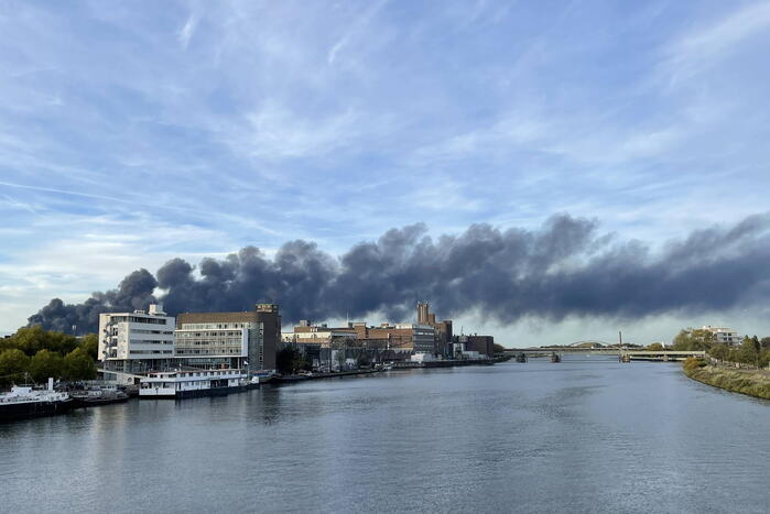 Grote brand in België zorgt voor rookwolken boven Maastricht