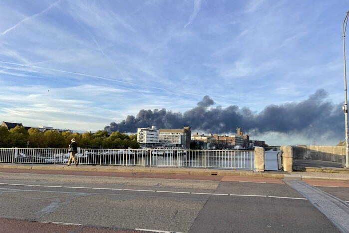 Grote brand in België zorgt voor rookwolken boven Maastricht