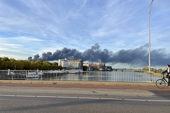Grote brand in België zorgt voor rookwolken boven Maastricht