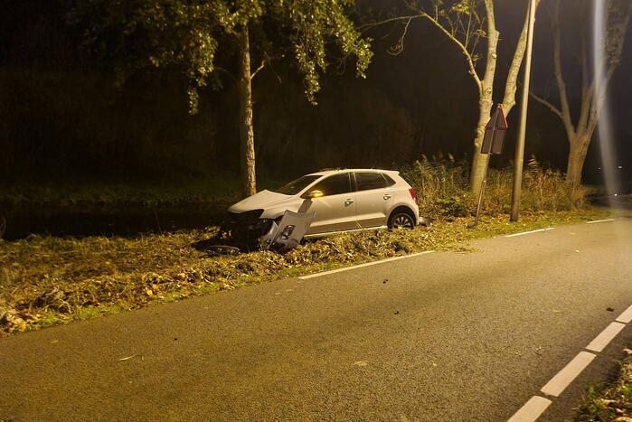 Automobilist vliegt uit de bocht en knalt tegen boom