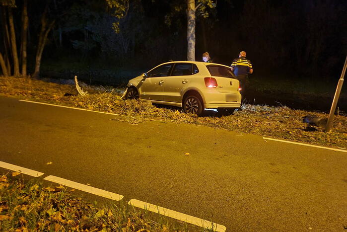 Automobilist vliegt uit de bocht en knalt tegen boom