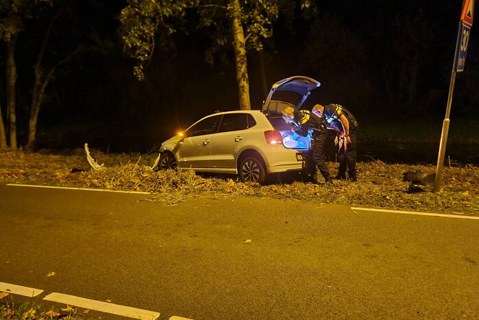 Automobilist vliegt uit de bocht en knalt tegen boom