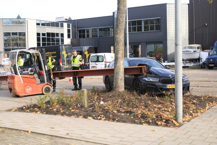 Auto opengereten bij botsing met stalen balk