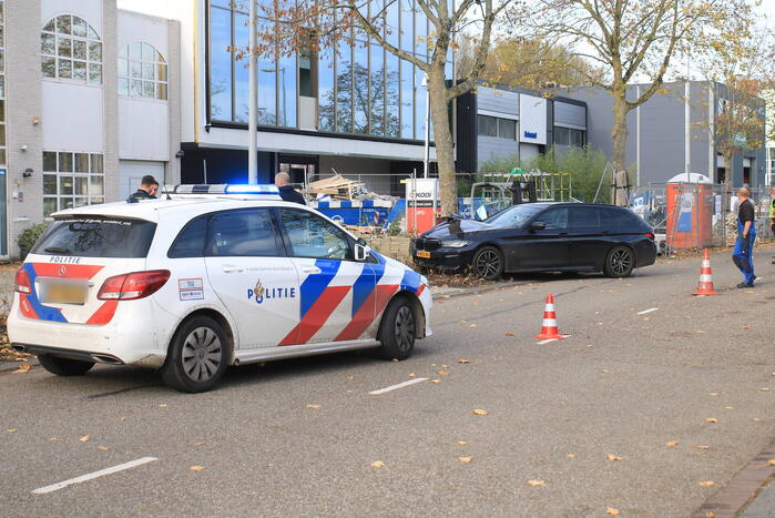 Auto opengereten bij botsing met stalen balk